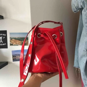  - Röd lackväska från Monki!!! 🤠🔥