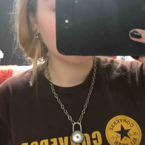  - Fint halsband med ett hänglås på som inte kommit till använd på ett bra tag då det är därför jag säljer det. Pris kan diskuteras 