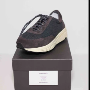  - Säljer ett par Our Legacy Mono Runners i Anthracite färgen! Nypris: 3500kr  Size: EU 40 (sitter 41-42) Cond: 10/10 (aldrig använda)
