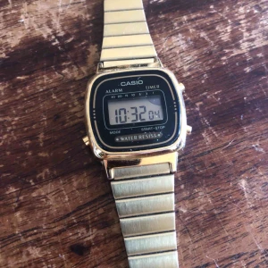  - Fungerar som den ska. LCD har en mindre defekt i högra hörnet, se bild. därav det låga priset, påverkar ej funktion 