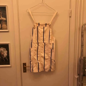  - En randig klänning från H&M i storlek 40. Helt oanvänd. Köpare står för frakten.  Ha en bra dag ☀️