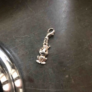  - Äkta 925 sterling silver berlock. Det är en groda med en krona på. Kronan har även en liten diamant i mitten. Aldrig använt den och har bara haft den i några veckor men tappade bort kvittot så kan nte ge tillbaka den.