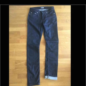  - Mörka Filippa K jeans, bara lite stretch och med ger snygg rumpa och lyft. Normal höga i midja. Är tyvärr för små och därför bara använd 2 ggr. 