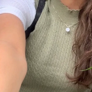 Väst - Säljer denna fina tygväst ifrån Zara, aldrig använd. Köptes för 230 å säljer den för 190 då den aldrig är använd. Man kan ha en t shirt under om man vill!💕😇 det är i storlek L men den sitter bra på mig som är en xs/s! (Kan skivka bild)