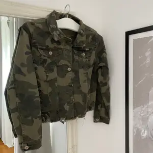 En kort jeans jacka som är camouflage färgad. Den är använd ett fåtal gånger, max 5 gånger. Alltså är den som i nytt skick. Köpt på Chelsea i Göteborg för ca 2 år sedan. Köparen står för frakt! 