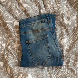 Stretchiga jeans från ginatricot. Modellen Alex. Storlek S. Använda 2 gånger. 
