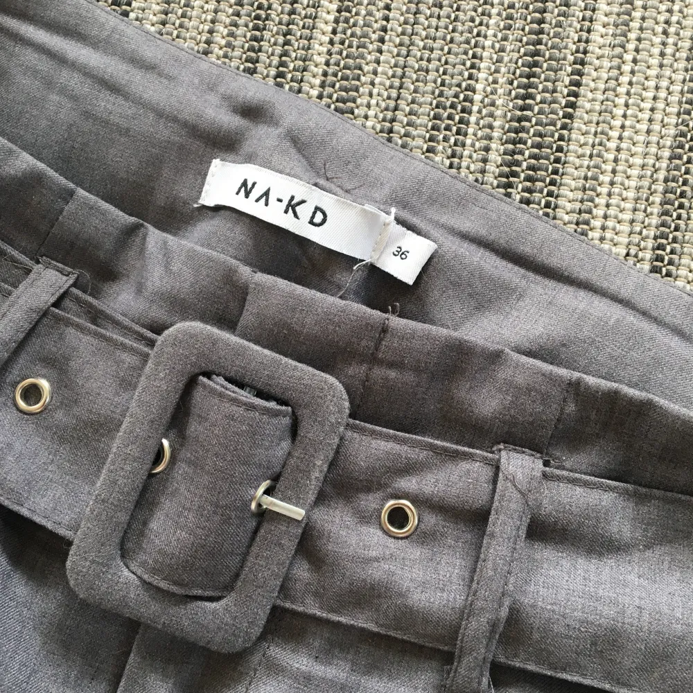Gråa kostymbyxor med bälte från NAKD. Frakt tillkommer på 60kr och betalas via Swish. . Jeans & Byxor.
