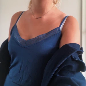 Blått spetslinne - Blått linne med spets från Filippa K. Storlek L men sitter tajt så passar M. 