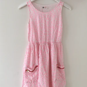 Rosa leopardklänning 🐆💗 - Klänning köpt på H&M för flera år sen och sedan dess använd enstaka gånger 💗 Säljer pga att jag aldrig använder den. Liten fläck på ena axeln (se bild 3). Kommer ej ihåg vad den kostat från början. Frakt tillkommer. I barnstorlek 💗