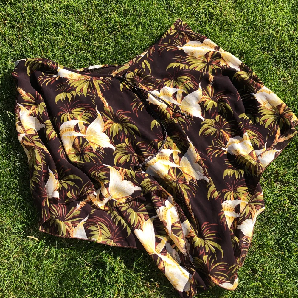 Häftig blommig kjol, Hawaii feeling🐬🌺🍹 Skulle säga att den passar S-L då man kan knyta den med ett band i midjan. Köparen står för frakten🐬🐬🌺. Kjolar.