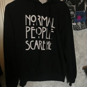 Normal people scare me hoodie - Gratis frakt! Tunn hoodie med texten ”normal people scare me” endast provad en gång, kliar lite men man kan tvätta den med fabric softner så blir den bättre 