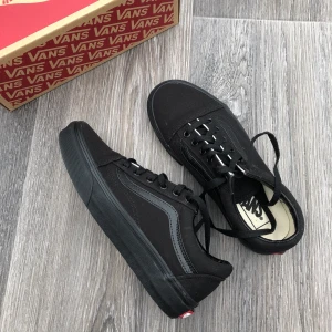 HELT NYA VANS - Aldrig använda!! Beställde fel storlek, men kunde ej returnera. Frakten är inkluderad i priset och jag fraktar skorna i originalkartongen🌻 Lite stora i storleken, passar mer 37