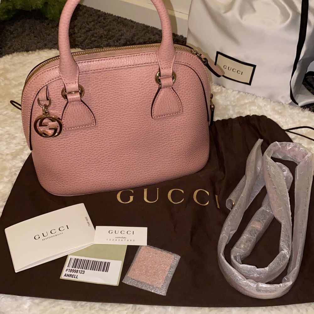”Gucci mini in Light Pink Leather” Säljer min äkta pink Gucci väska, köpte för några år sen. Använd fåtal gånger men fint skick. Köpte 6000 ++kr säljer för 4800 kr. . Väskor.