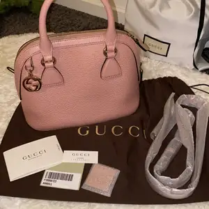 ”Gucci mini in Light Pink Leather” Säljer min äkta pink Gucci väska, köpte för några år sen. Använd fåtal gånger men fint skick. Köpte 6000 ++kr säljer för 4800 kr. 