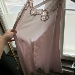 Superfint nattlinne - Mycket finare irl än på bild,använd 1gång,siden material och spets,man knyter dem bakom halsen