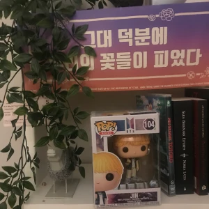 BTS Jin funkopop vinyl - Supersöt Bts Jin figur kvar i sin förpackning och oöppnad! Såå gullig! Men jag har flyttat och har tyvärr inte plats för den:( den passar nog bättre hos någon annan! Möts upp i sthlm 💜