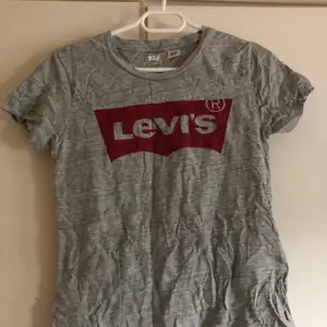 Grå Levi’s tshirt i bra skick, knappt använd och säljer pga använder ej längre! Vill ni ha bild hur den ser ut på så skriv i chatten så löser jag det!🤍 Tvättar/stryker den innan + köparen står för frakten som ligger på cirka 63kr💖