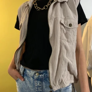 Väst - Supercool vintage ”fiskarväst” med fickor och dragkedja. Storleken är XXL men är väldigt liten i storleken och passar XS-M💕
