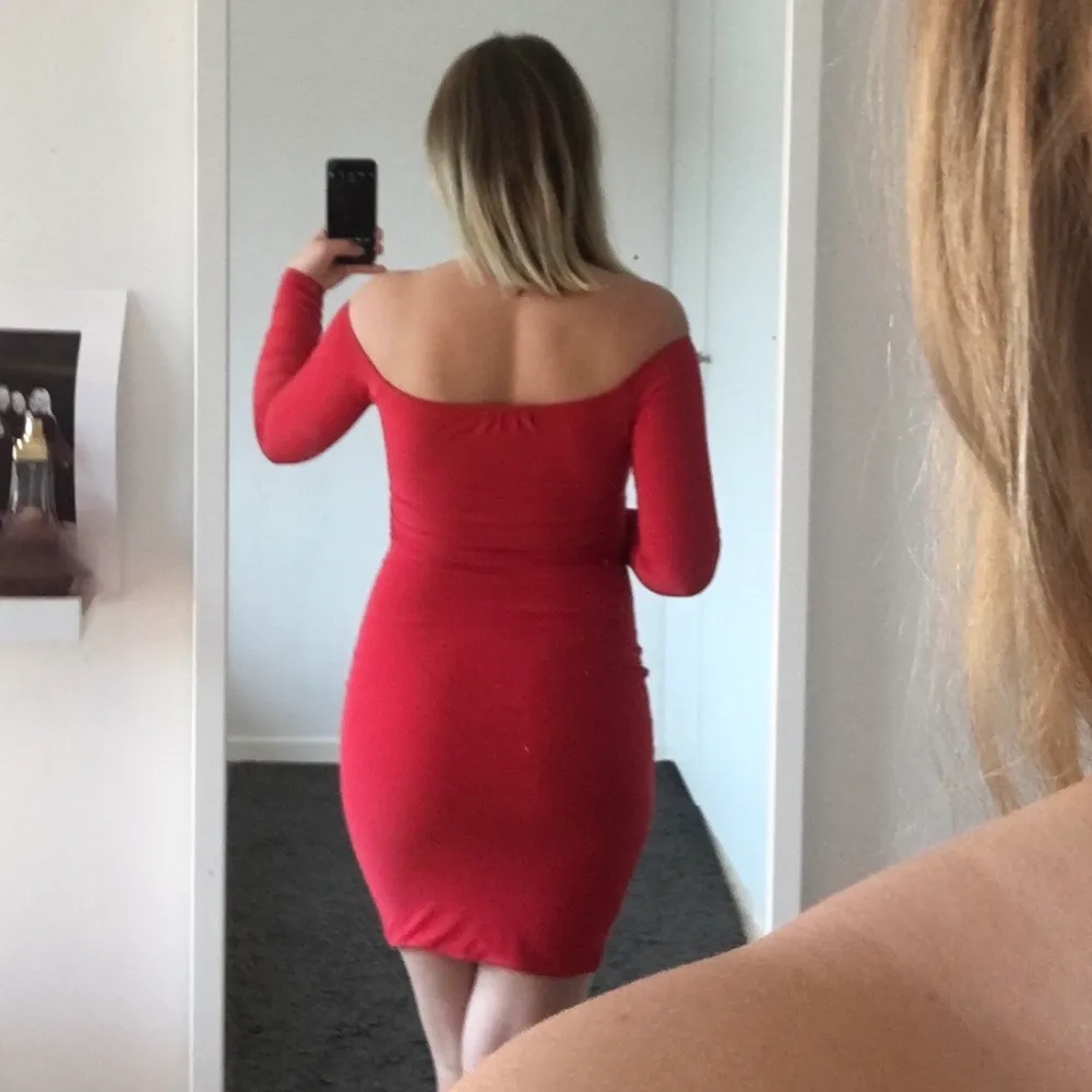 Superfin röd off-shoulder-klänning, endast använd en gång. Den sitter sjukt bra på och är i ett stretchigt och skönt material. Den har silikonremsor på insidan vid brösten så att den inte glider ner vilket är sjukt bra!. Klänningar.