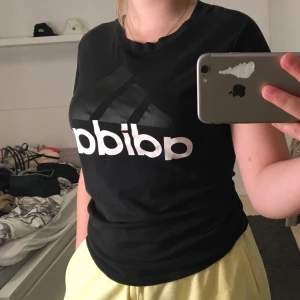 Adidas T-shirt  - Jättefin Adidas t-shirt, endast använd en gång och väldigt bra skick. Finns även ett litet tryck i nacken, likadant som på framsidan fast helvitt. 