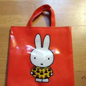 Söt väska med kanin - Supersöt kanin på orange väska, motivet är samma på bägge sidor. Jättefint skick för att ha några år på nacken. Priset är inkl vanlig frakt 