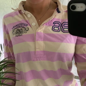 Långärmad pikétröja - Säljer denna peakperformance pikétröjan. Superskön och i bra skick! Ränderna är rosa och beiga. Köparen står för frakten💗