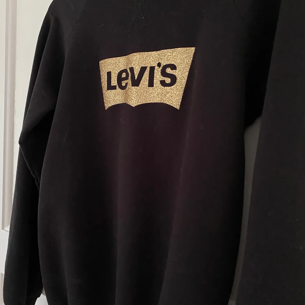 Säljer min Levis tröja då den inte kommer till användning. I storlek M men skulle säga att den passar S med. Skriv privat för mer bilder, priset går att diskutera🥰. Tröjor & Koftor.