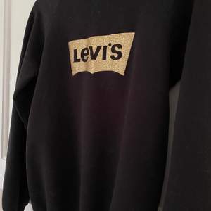 Säljer min Levis tröja då den inte kommer till användning. I storlek M men skulle säga att den passar S med. Skriv privat för mer bilder, priset går att diskutera🥰