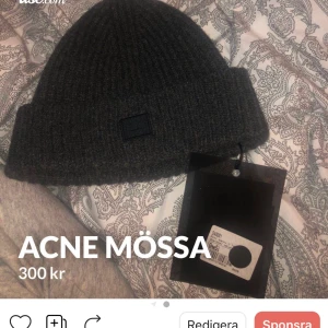 Acne  - En mössa från acne, fick i julklapp men har aldrig använt. Inte ens testat på. 