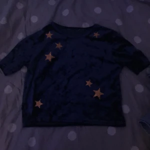 Blå t-shirt - Säljer en blå t-shirt är andvänd några gånger och är för liten men har jätte bra kvalitet på tröjan köp vis snabb köp