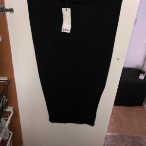 Basic svart kjol strl M. 30kr - Aldrig använd.