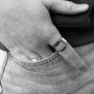 Silver ring - Säljer en ascool ring som är en kapsyl öppnare! Har testat och den funkar men kommer ej till användning därför säljer jag den💕😊