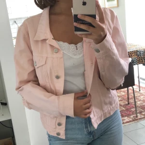 Rosa Jeansjacka 💕 - Rosa jeansjacka med slitningar från NAKD ✨ Använd 1 gång. Smått oversized. 120 + frakt, eller mötas upp i hbg