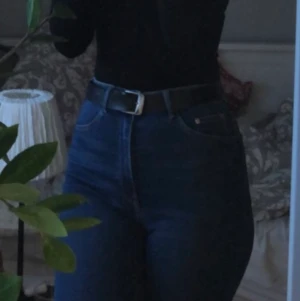 Mörk blå jeans - mörk blåa jean som är lite förstora för mig så säljer dem!