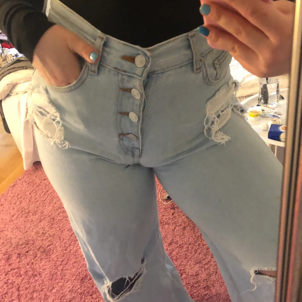 Vida jeans med hål på knäna från Pull & Bear i storlek 36 men passar även en 38. Mycket fint skick! Hör av er vid intresse 🌝. Jeans & Byxor.