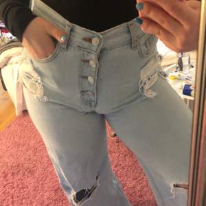 Vida jeans med hål på knäna från Pull & Bear i storlek 36 men passar även en 38. Mycket fint skick! Hör av er vid intresse 🌝