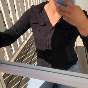 Svart skjorta HM 36 - Jätte skönt material, kan vika upp och ner ärmarna med en knapp. Köparen står för frakten :)