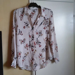 Mönstrad skjorta från H&M - Superfin skjorta från H&M!! Den har en liten fläck (bild 2) men inget som märks om man inte kollar noggrant. Den har glansigt material så man ser rätt lyxig ut 
