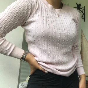 Kabelstickad tröja  - Kabelstickad tröja i Strl S från Gina! Välanvänd men ändå bra skick! 