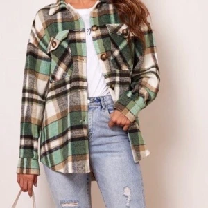 Shein Kappa strl S - Köpte denna kappa på shein för 250kr och säljer nu den på plick för 200kr inkl frakt. Knappt använd och köpt för nån vecka sen. Pris går att diskuteras💖