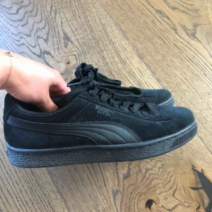  - Helt oanvända puma suede skor svarta i storlek 39. Köptes för ca 900 