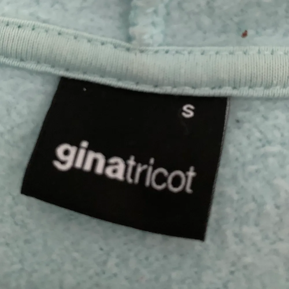Superfin blå hoodie i fint skick från Ginatricot i storlek S. Säljs då den tyvärr inte kommer till användning. . Hoodies.