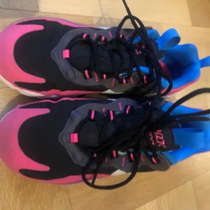 Nikeskor - Nikeskor stl 36,5 endast använda inomhus 