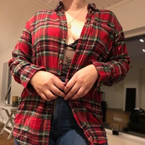 Oversized röd skjorta st S secondhand  - Tröja från secondhand vi väldigt fint skicka. Skjortan är i storlek S men jag som är L kan ha den och känns stor. 