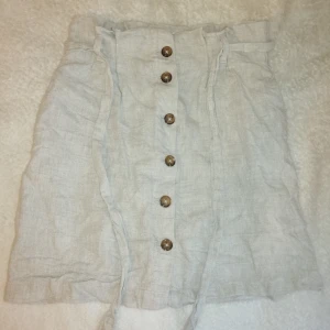 Beige kjol - Beige knytkjol med fickor i sidorna