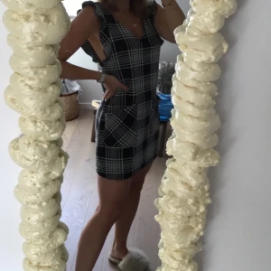 Rutig klänning från Zara - Superfin klänning från Zara. Går att bära som den är, eller över en vit skjorta eller t shirt. Storlek 164, vilket motsvarar ca S. Frakt på 49kr tillkommer. ✨⚡️💜