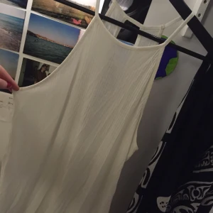  - Linne med delvis öppen rygg. Knappt använt!