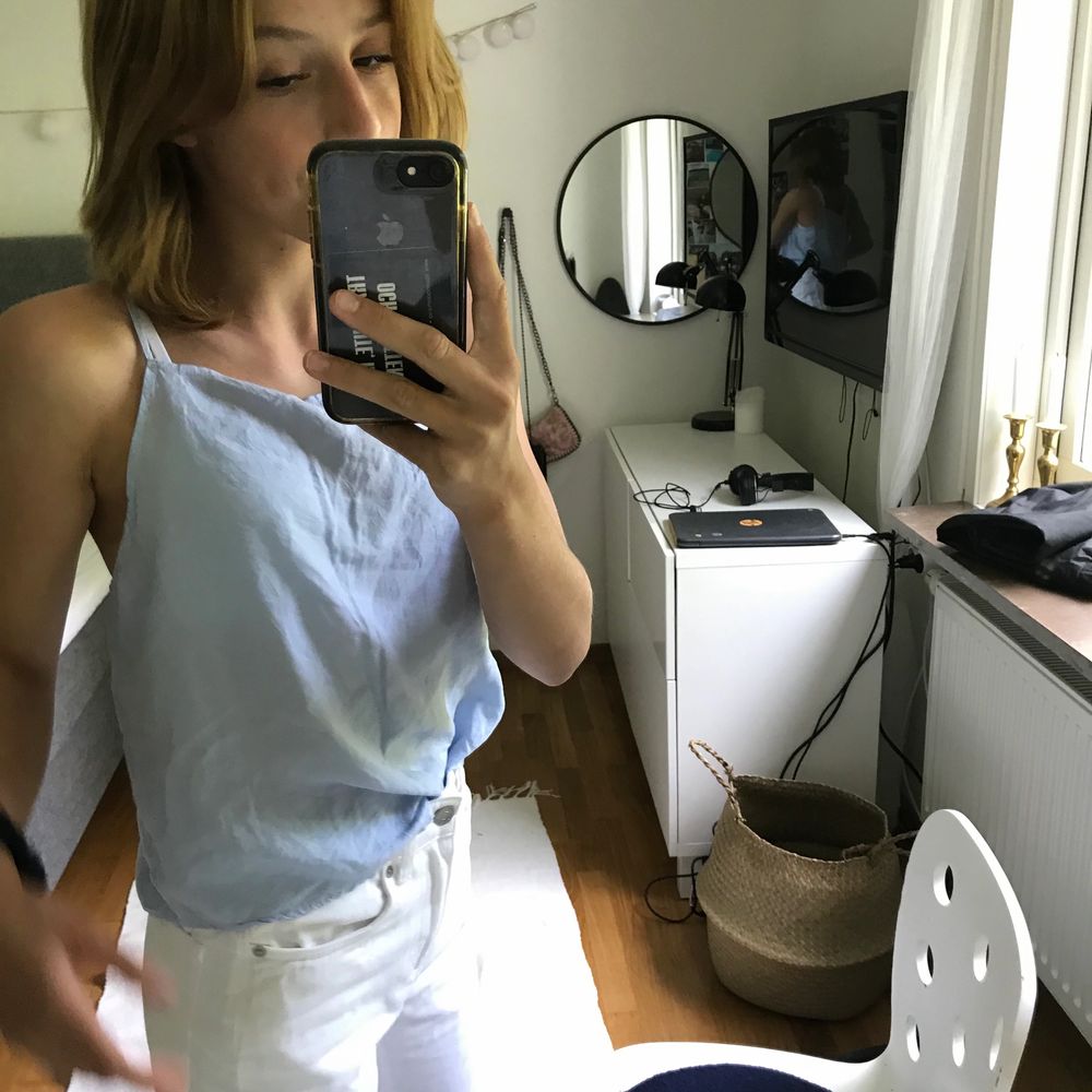 Blått blus linne som kommer från ava june i storlek 34 som sitter som en xs-s knappt använd finns knappar längs ryggen men annars är den ganska simpel och fin nu i sommar, kan mötas i Helsingborg om inte skickat jag då blir de 70+frakt pris kan diskuteras. Blusar.