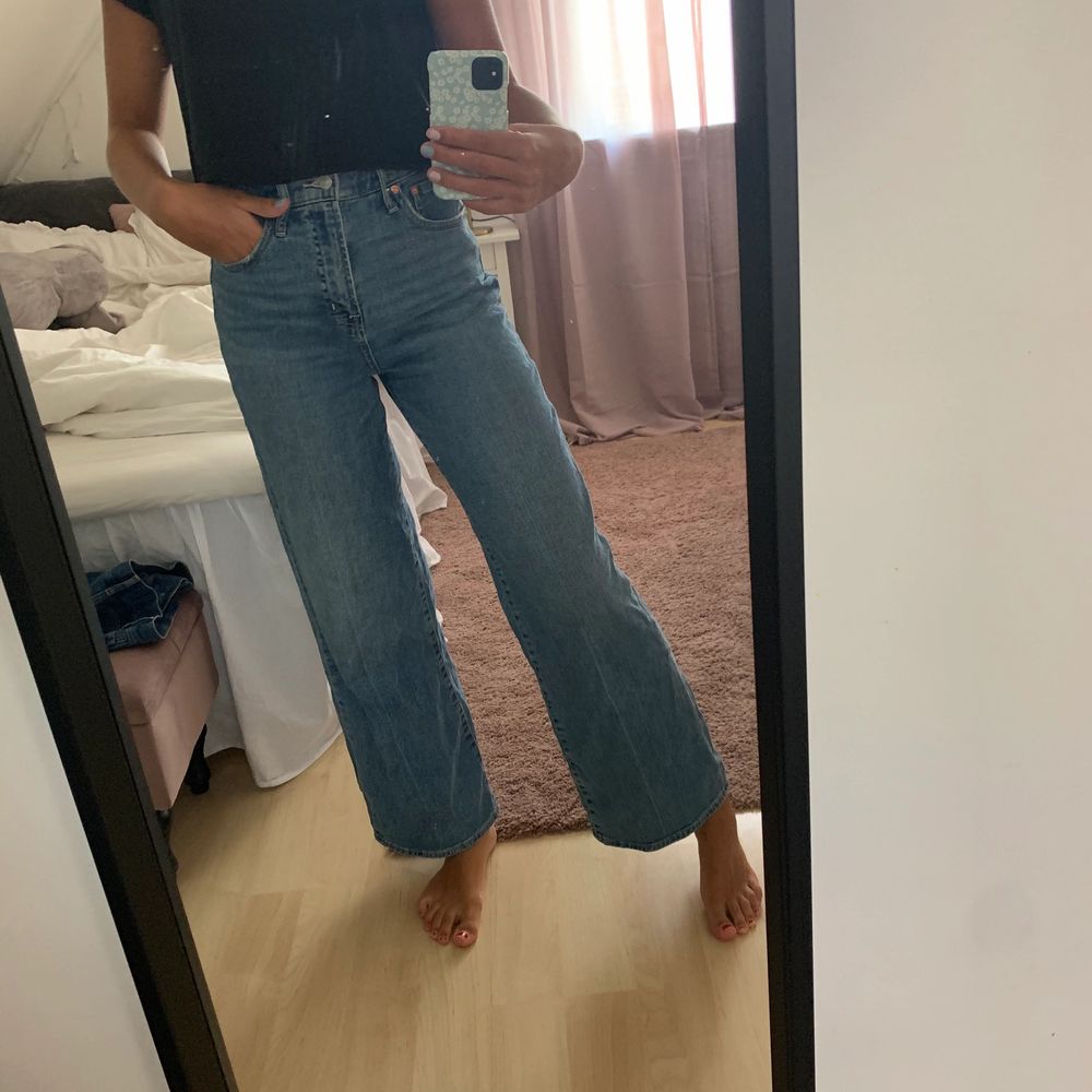 Supersköna wide leg jeans från gap storlek 36! 💙 Säljer för jag tycker de är för korta för mig och jag är ca 174, använd fåtal gånger (bra skick) 199 plus frakt. Jeans & Byxor.