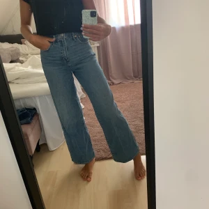Jeans från GAP - Supersköna wide leg jeans från gap storlek 36! 💙 Säljer för jag tycker de är för korta för mig och jag är ca 174, använd fåtal gånger (bra skick) 199 plus frakt